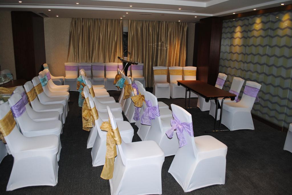 Raviz Center Point Hotel Дубай Екстериор снимка