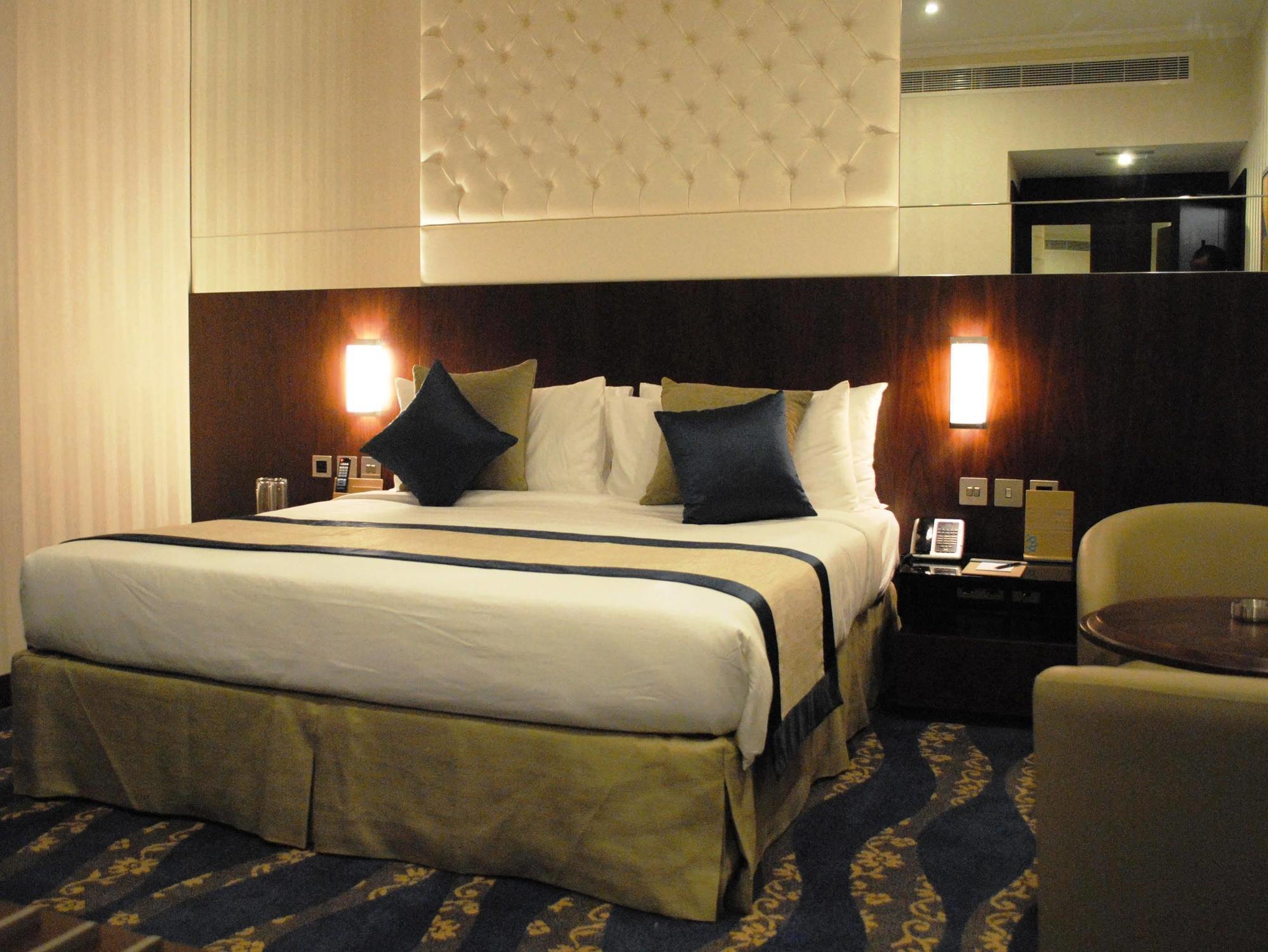 Raviz Center Point Hotel Дубай Екстериор снимка