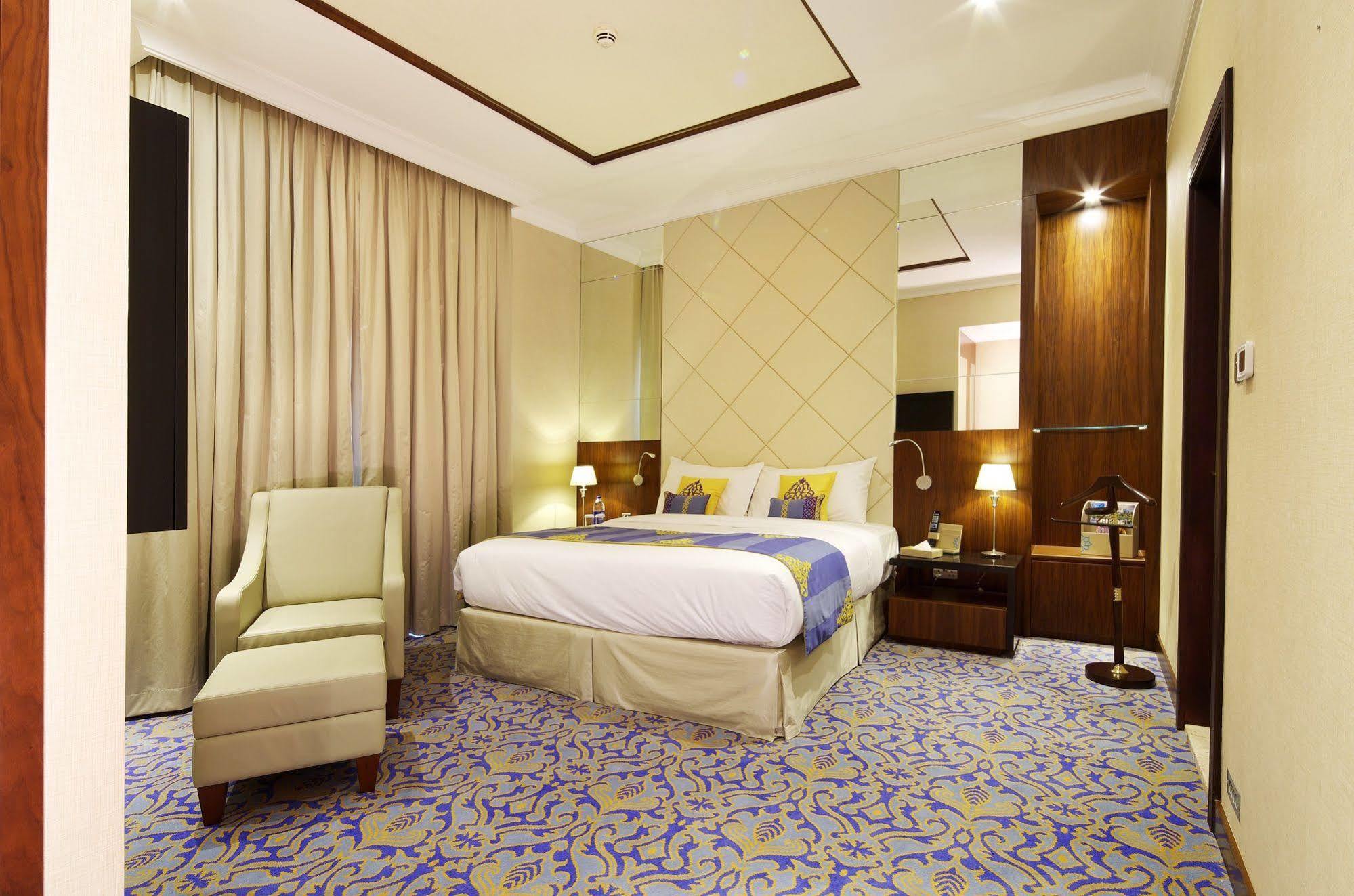 Raviz Center Point Hotel Дубай Екстериор снимка